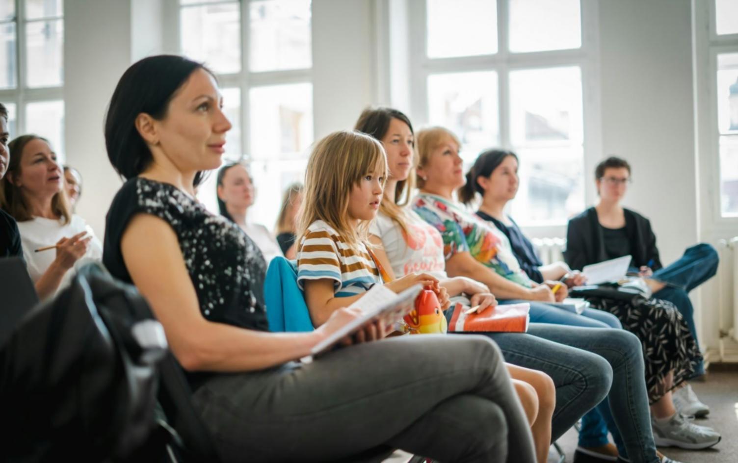 Personas aprendiendo técnicas de presupuesto creativo en un ambiente colaborativo